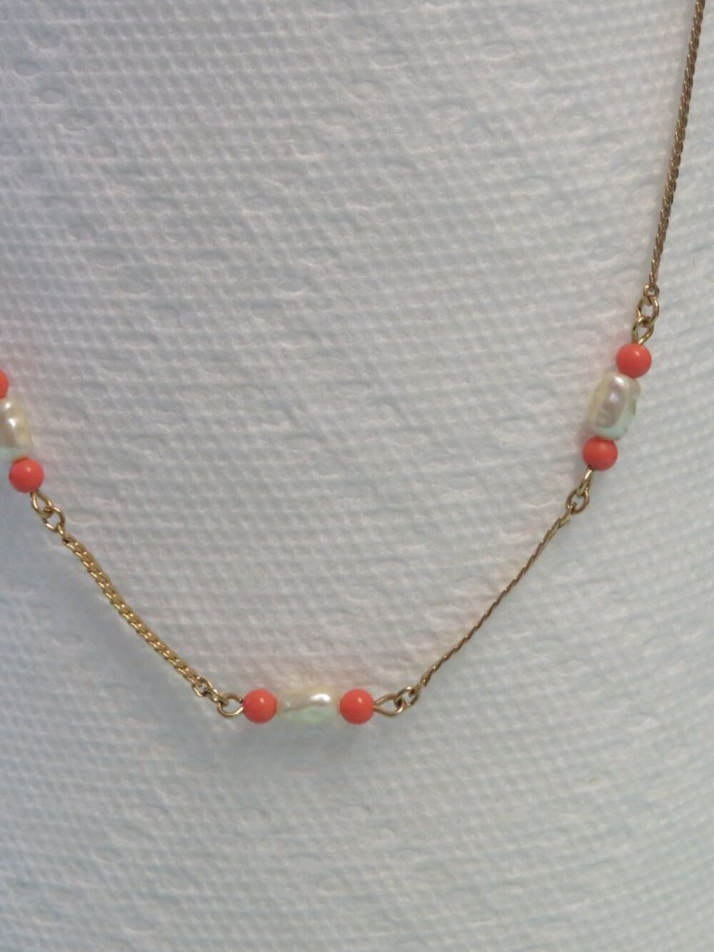 VTG AVON Faux Coral Pearl Gold Toned Necklace